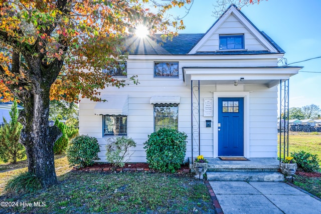 view of front facade featuring a front yard