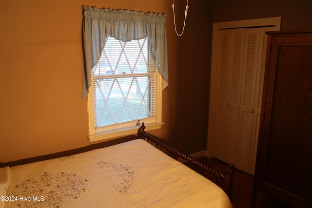 bedroom featuring a closet