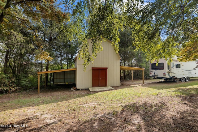 view of yard with an outbuilding