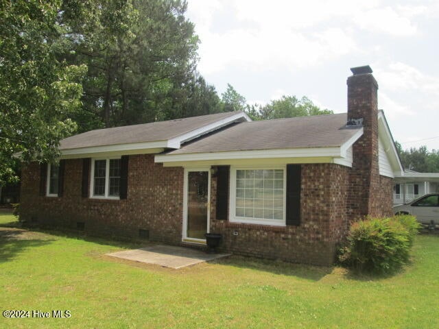 single story home with a front lawn