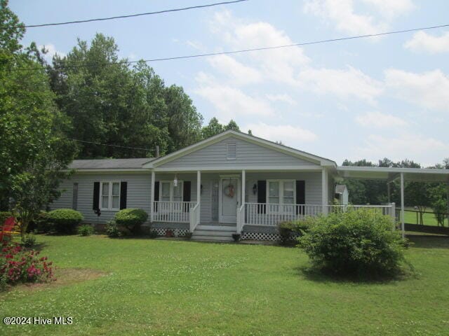 view of front facade featuring covered porch and a front yard