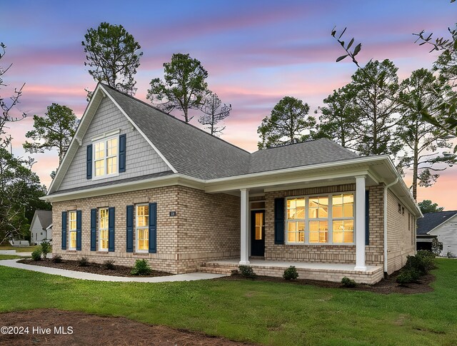 view of front of property featuring a yard