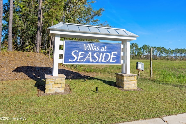 community sign with a lawn