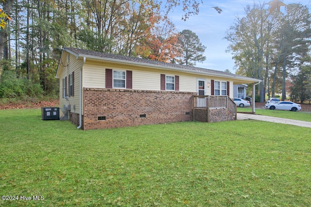 view of front of home featuring central air condition unit and a front yard