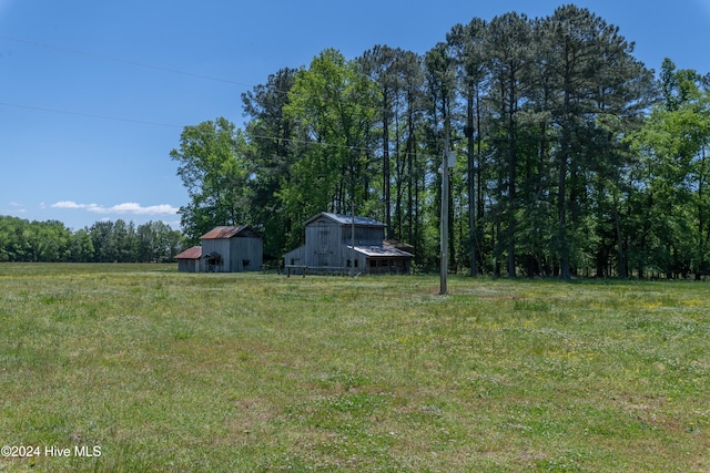 view of yard featuring an outdoor structure