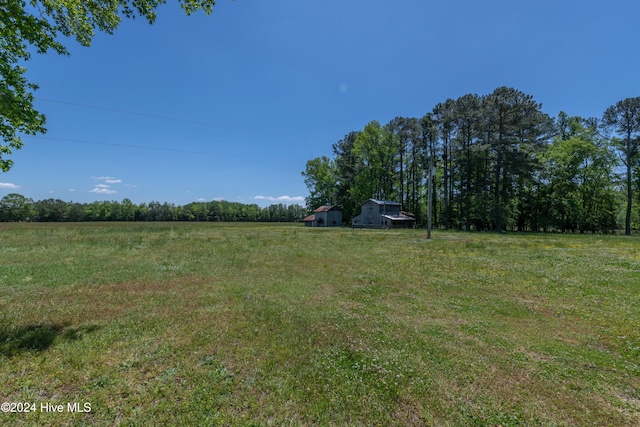 view of yard featuring a rural view