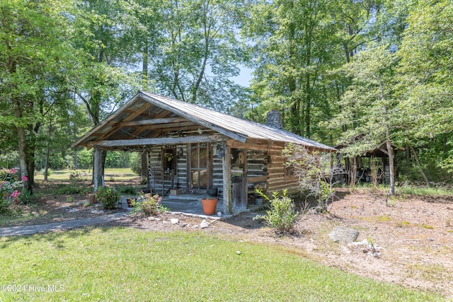 log-style house featuring an outbuilding