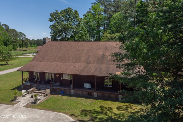 view of front of property featuring a front lawn