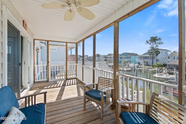 sunroom with ceiling fan