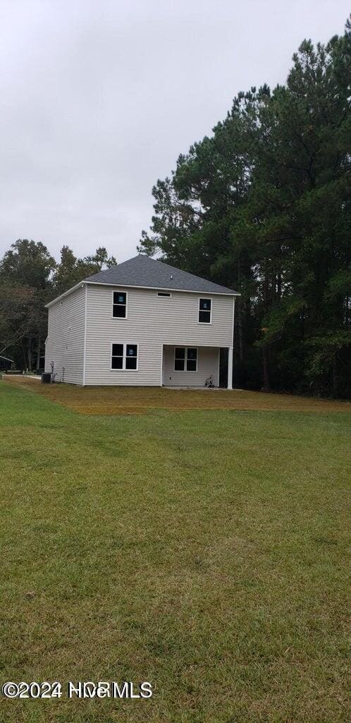 exterior space featuring a lawn