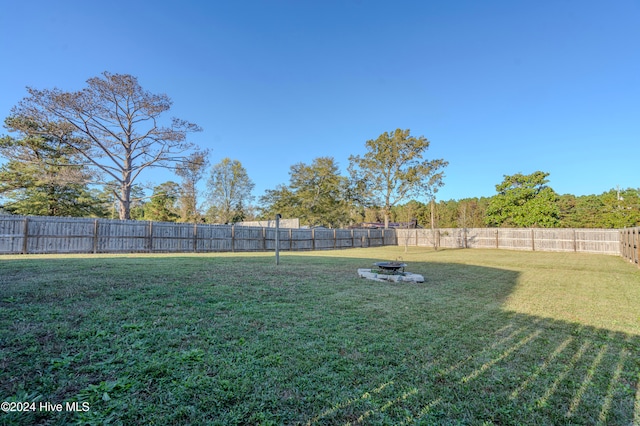 view of yard featuring a fire pit