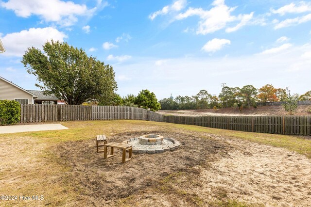 view of yard featuring an outdoor fire pit