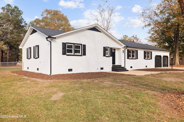 view of front of home featuring a front yard and a garage