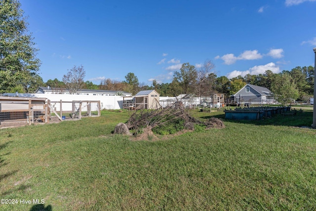 view of yard with an outbuilding