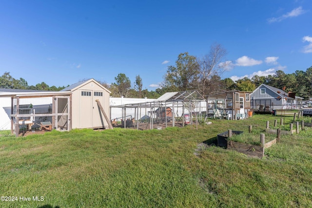 view of yard with an outbuilding