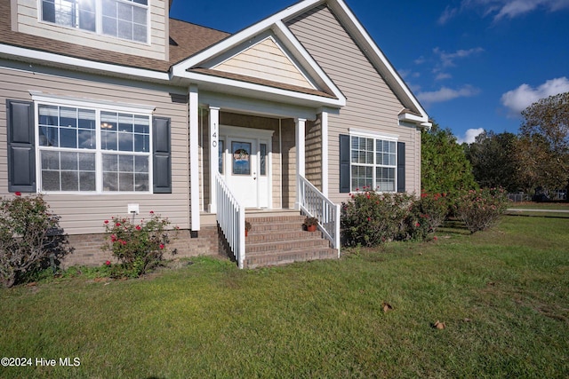 view of front of home featuring a front yard