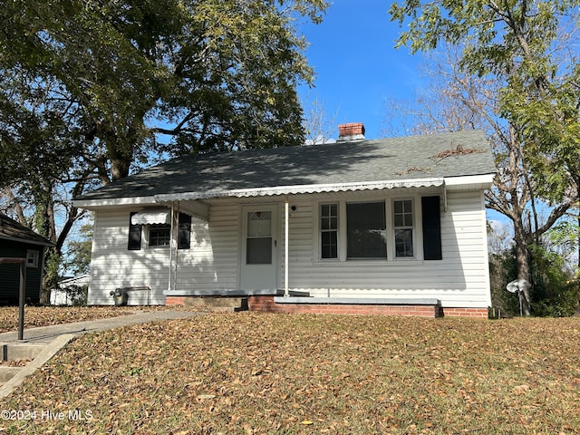 view of front facade featuring a front yard