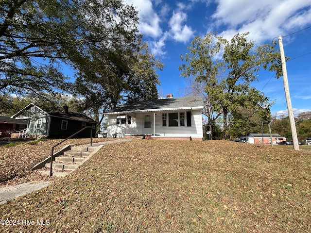 view of front of property with a front lawn