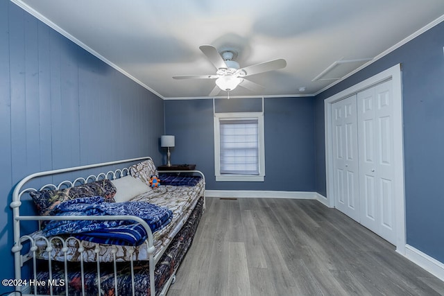 bedroom with wood-type flooring, ceiling fan, and ornamental molding