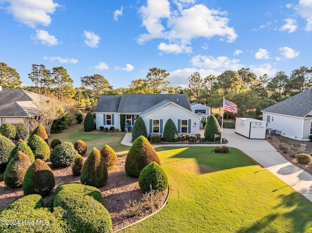 view of front facade featuring a front yard