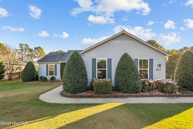 view of front of house featuring a front yard