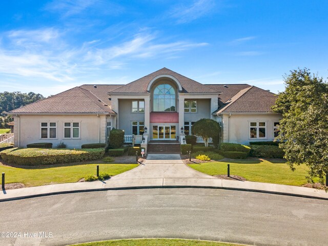 view of front facade featuring a front yard