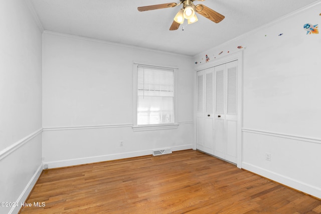 spare room featuring ceiling fan, ornamental molding, and light hardwood / wood-style flooring