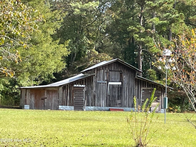 view of outdoor structure featuring a yard