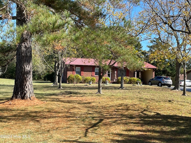 view of front facade featuring a front lawn