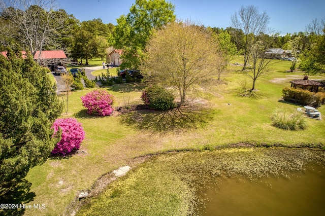 view of yard featuring a water view