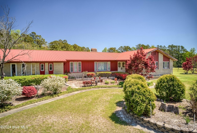 single story home featuring a front yard