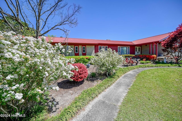 single story home with a front lawn