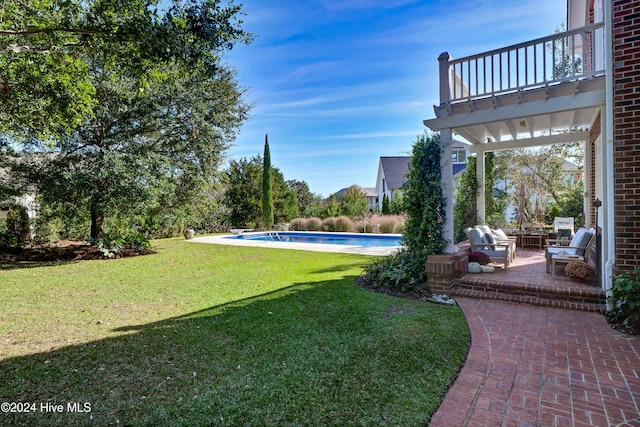 view of yard featuring a patio