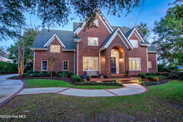 view of front of home featuring a front yard