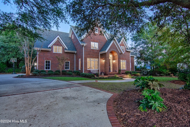 view of front of house featuring a front yard