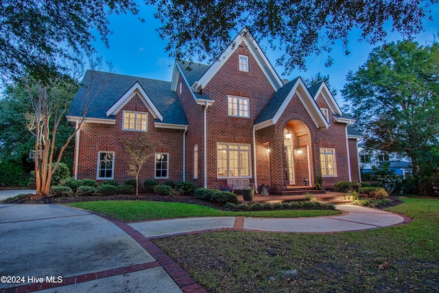 view of front of property featuring a lawn