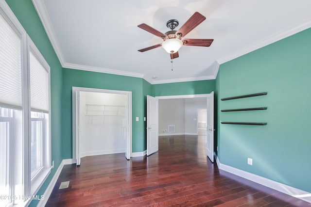 unfurnished room featuring dark hardwood / wood-style flooring, ceiling fan, and crown molding