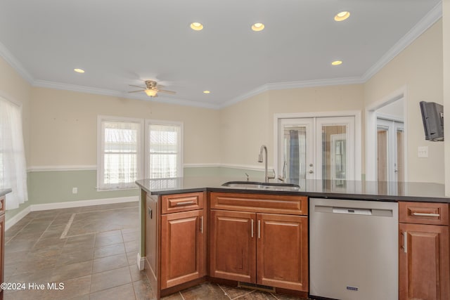 kitchen featuring kitchen peninsula, ceiling fan, sink, and crown molding