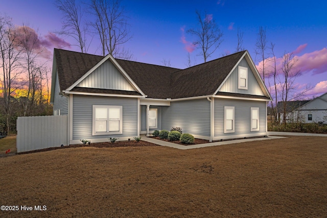 view of front of house featuring a lawn