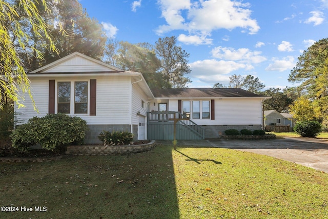 view of front of home with a front lawn