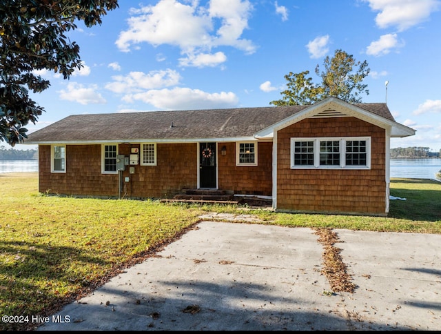 view of front of property featuring a front yard and a water view