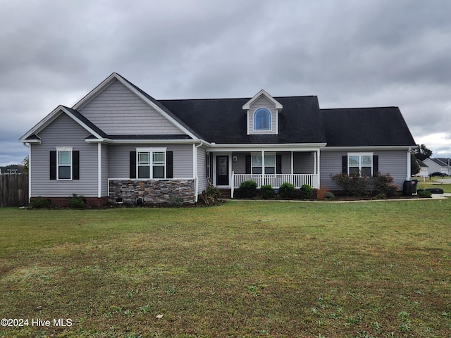 view of front facade featuring a front yard and covered porch