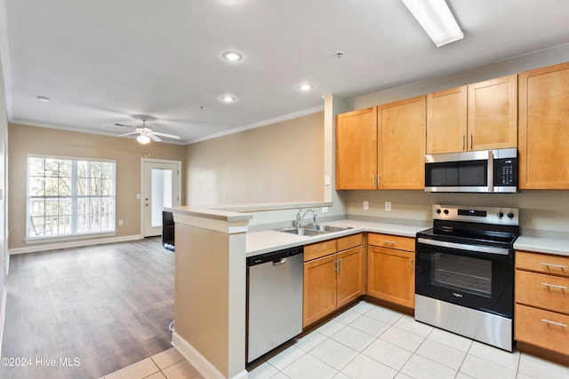 kitchen featuring sink, stainless steel appliances, light hardwood / wood-style flooring, kitchen peninsula, and ornamental molding