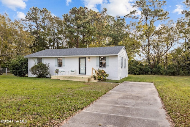 view of front facade with a front yard