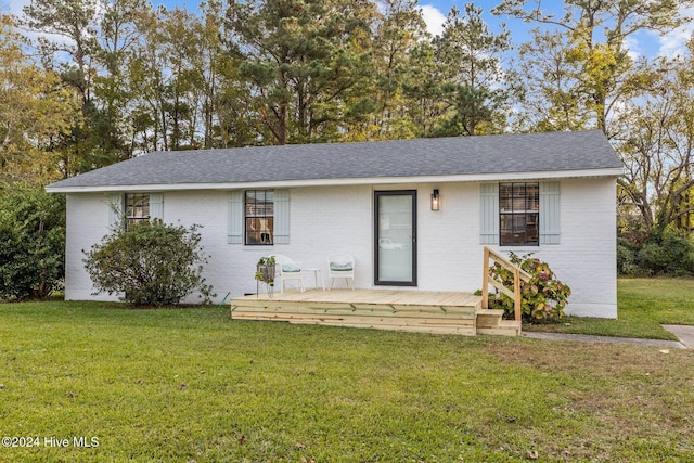 single story home with a front lawn