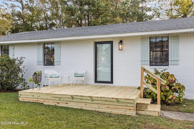 property entrance featuring a deck