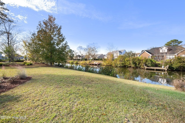 view of yard featuring a water view