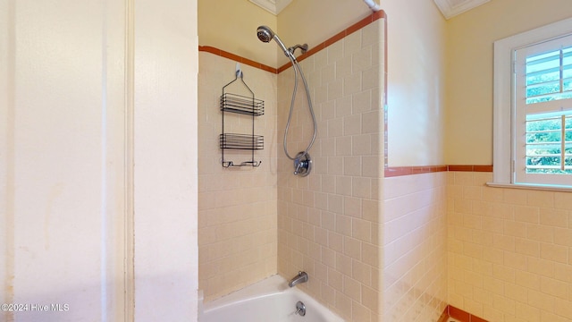 bathroom featuring tiled shower / bath combo