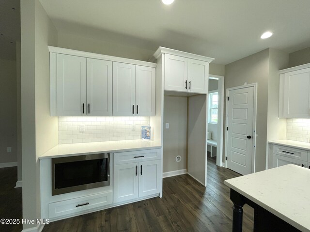 details with backsplash and wood-type flooring