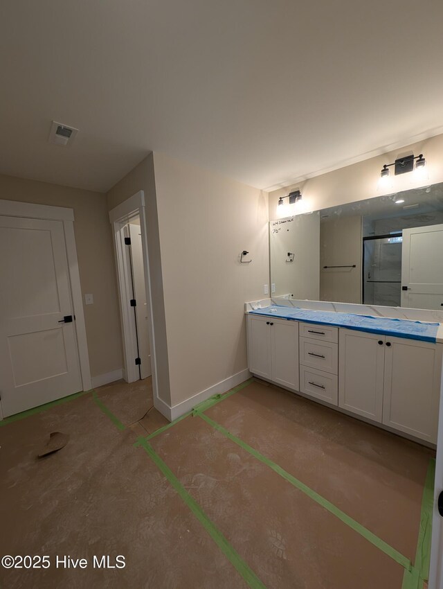 bathroom featuring tiled shower